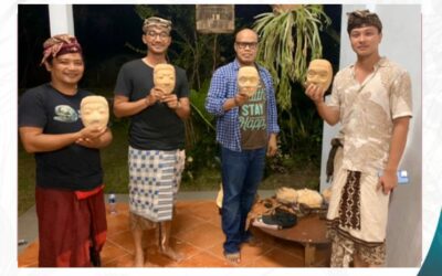 Rektor ISI Denpasar Prof. Dr. Wayan ‘Kun’ Adnyana mengapresiasi pameran topeng seniman Singapadu di Puri Anyar Art Space
