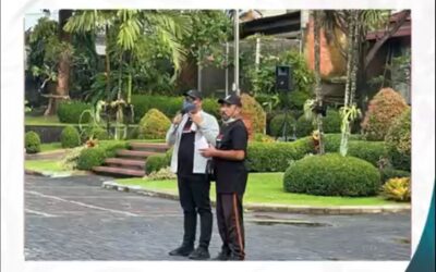 Rektor Institut Seni Indonesia (ISI) Denpasar Prof. Dr. Wayan “Kun” Adnyana membuka acara Jalan Santai, Lomba Gembira, dan Penanaman Tanaman Puring serangkaian perayaan Hari Pendidikan Nasional yang menyertakan dosen dan tenaga kependidikan di lingkungan ISI Denpasar