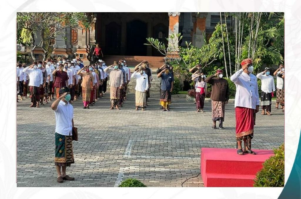 Rektor Institut Seni Indonesia (ISI) Denpasar Prof. Dr. Wayan “ Kun” Adnyana memimpin Upacara Peringatan Hari Pendidikan Nasional yang diikuti oleh para pimpinan, tenga pendidik, dan tenaga kependidikan di lingkungan ISI Denpasar