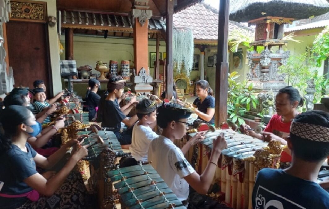 PKM ISI DENPASAR: LESTARIKAN SENI MELALUI PEMBINAAN GENDING BOPONG GENDER WAYANG GAYA KAYUMAS