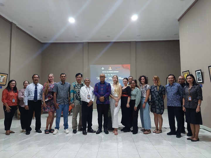 Dissemination of Darmasiswa RI Students’ Art Works at ISI Denpasar: Showcasing International Students’ Creativity