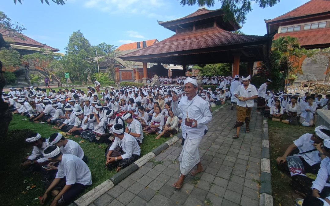 Jelang PKKMB 2025, Maba ISI BALI Laksanakan Persembahyangan Bersama