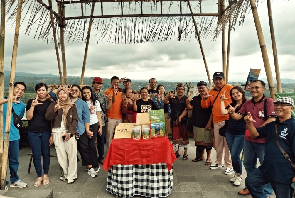 Program Studi Desain Produk ISI Bali ngamargiang Program Pengabdian ring Jatiluwih, ngalimbakang teh beras merah pinaka oleh-oleh sane madasar antuk kearifan lokal