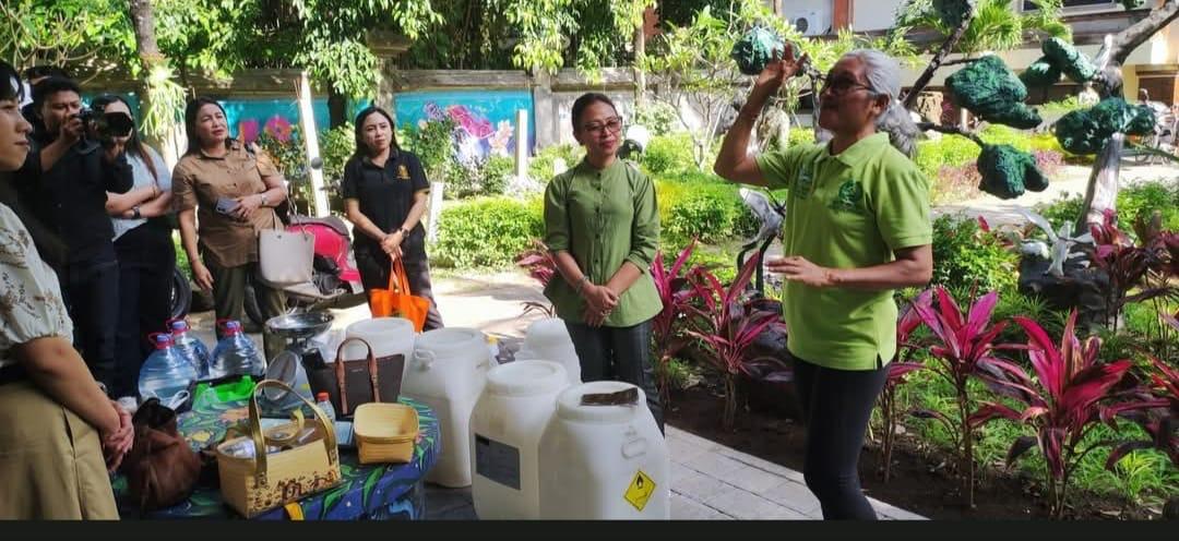 Seminar lan Lokakarya “Ngolah Sampah Organik Dados Eko Enzim” olih DWP ISI Bali