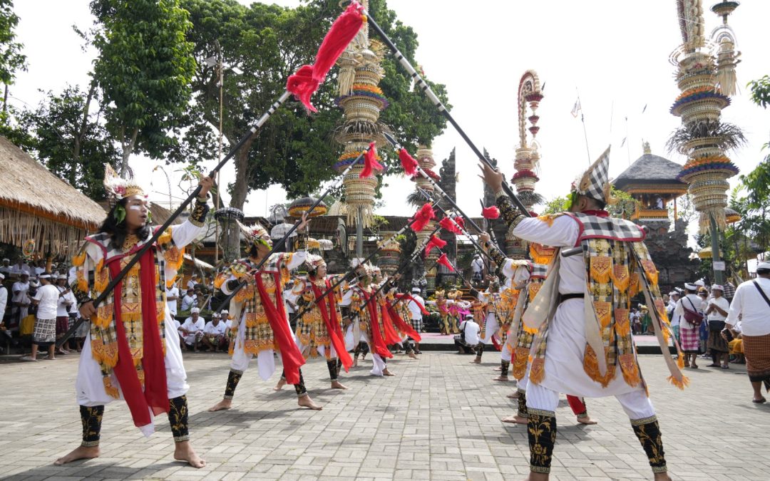 ISI Bali Ngaturang Ayah-ayahan Wewalen Ritatkala Tawur Agung Pedanan Ring Pura Dalem Puri Peliatan.