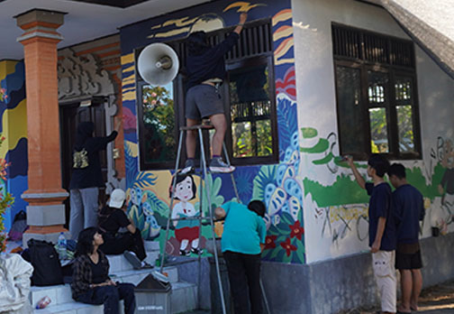 Mahasiswa DKV berinteraksi dengan komputer