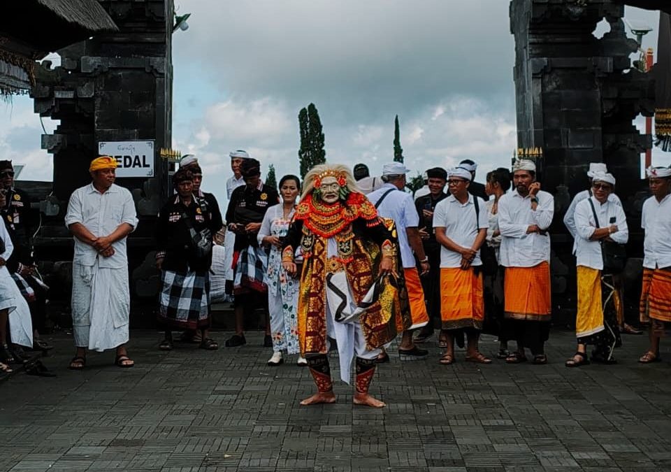 ISI Bali Ngaturang Ayahan Ring Pura Agung Besakih